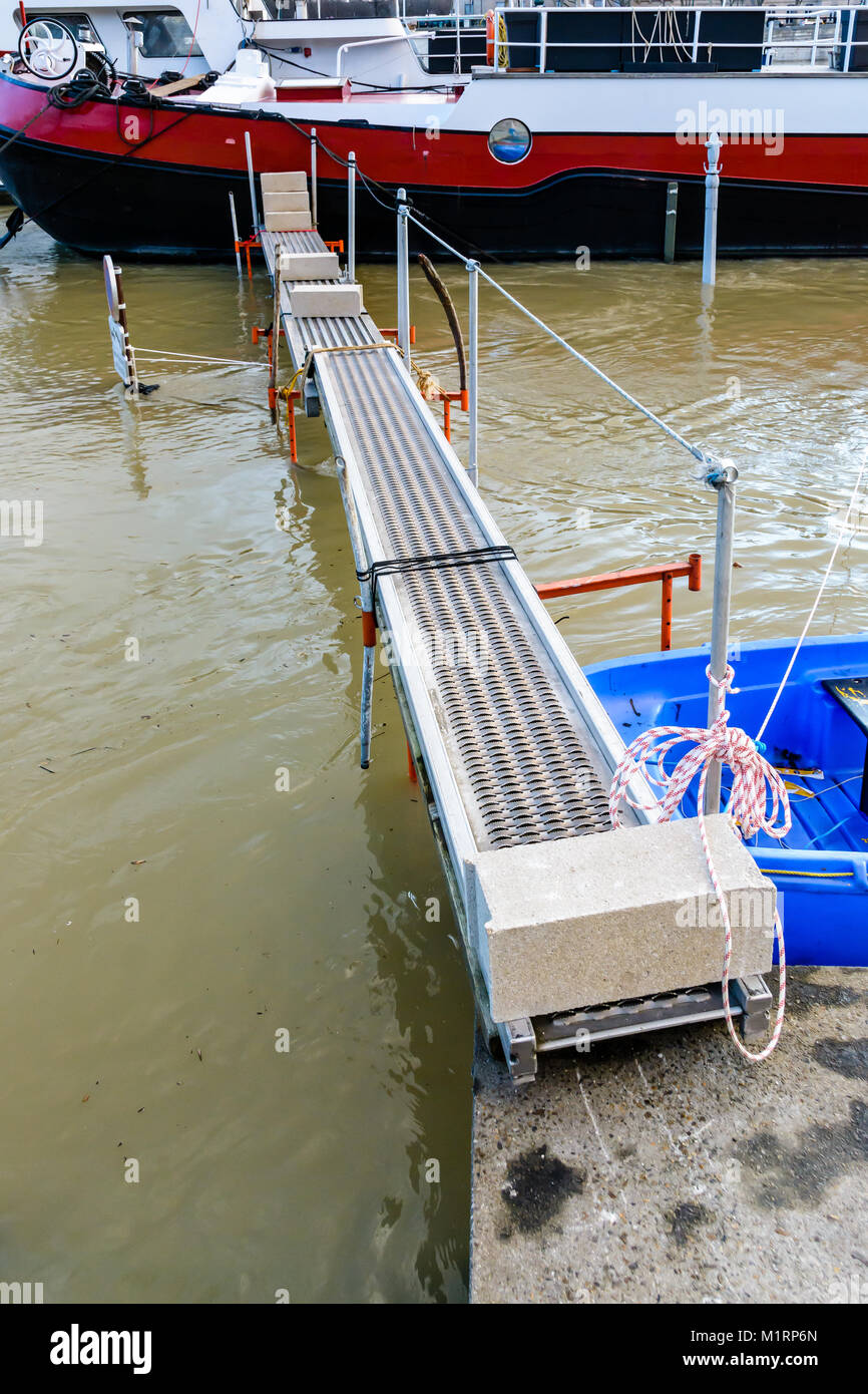 Eine behelfsmäßige Gangway oder ein beiboot sind die einzigen Möglichkeiten, ein Boot auf einem Fluss Hafen während einer Überschwemmung Episode angedockt zu erreichen. Stockfoto