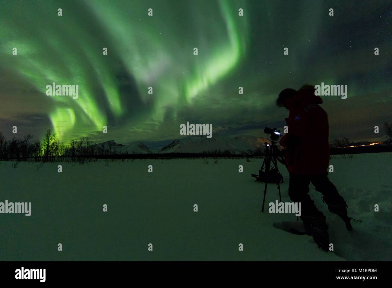 Tromsø, Norwegen. Alister Chapman Dreharbeiten northern lights anzeigen. Stockfoto