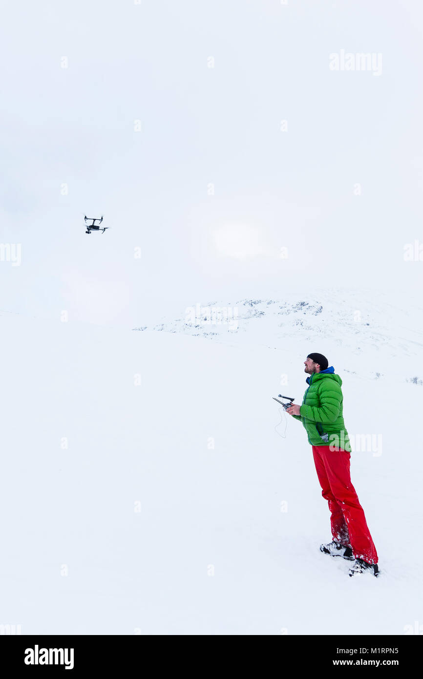 Skibotn, Norwegen. Drone op Eirik Heim flying Drone. Stockfoto