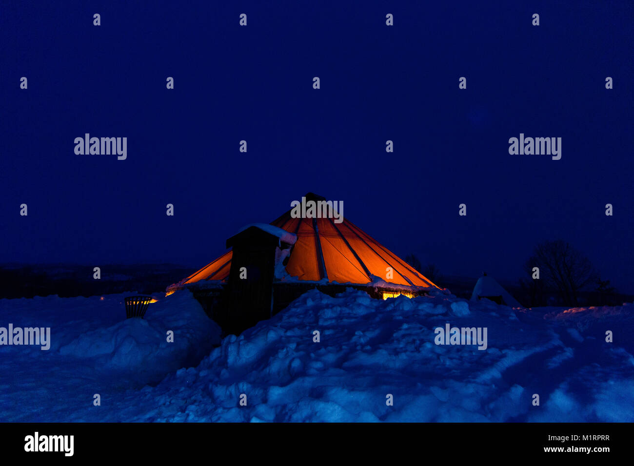 Skibotn, Norwegen. Beleuchtete lavvu Zelt in der Nacht. Stockfoto