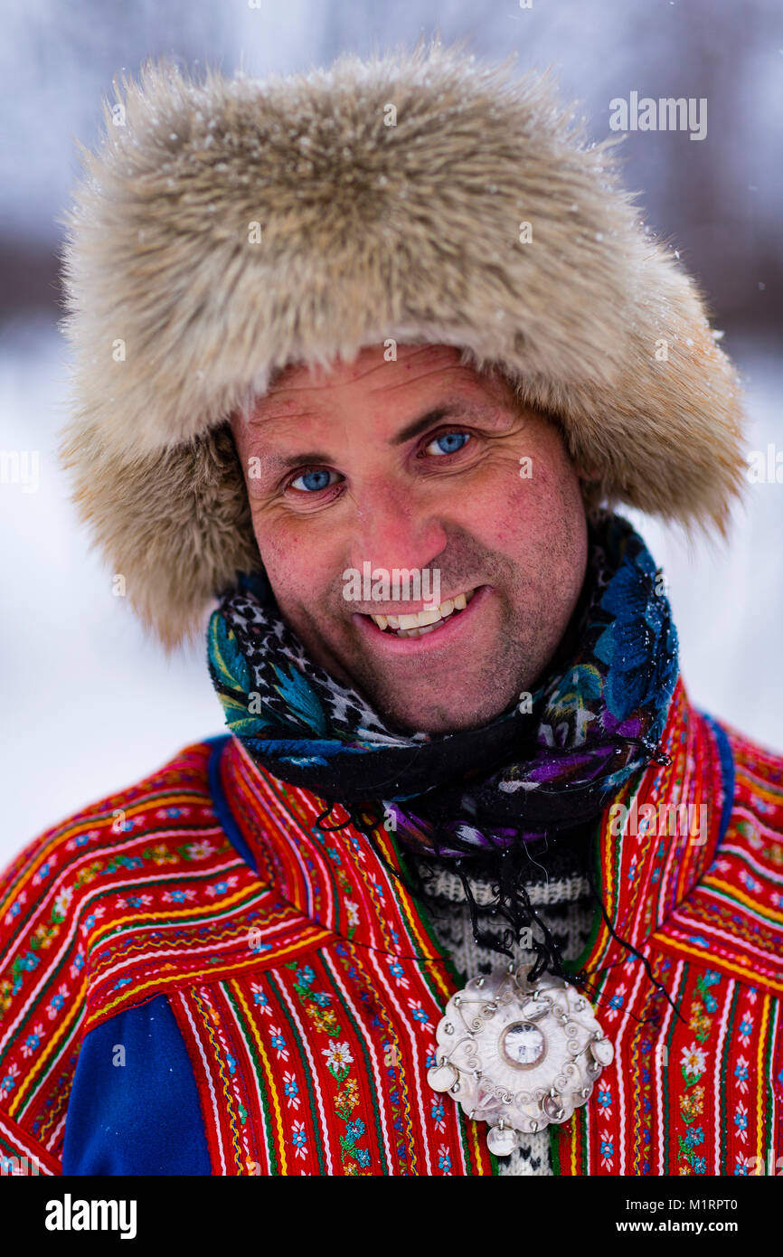 Skibotn, Norwegen. Ein Mann in traditioneller Sami Muster und Kleidung Lächeln gekleidet. Stockfoto