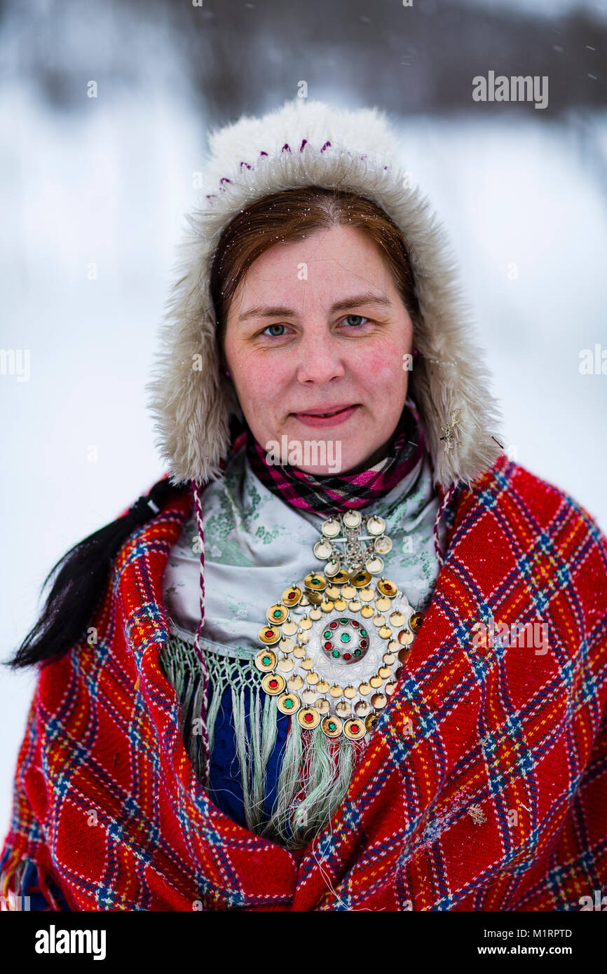 Skibotn, Norwegen. Eine Frau in der traditionellen samischen Muster und Kleidung Lächeln gekleidet. Stockfoto