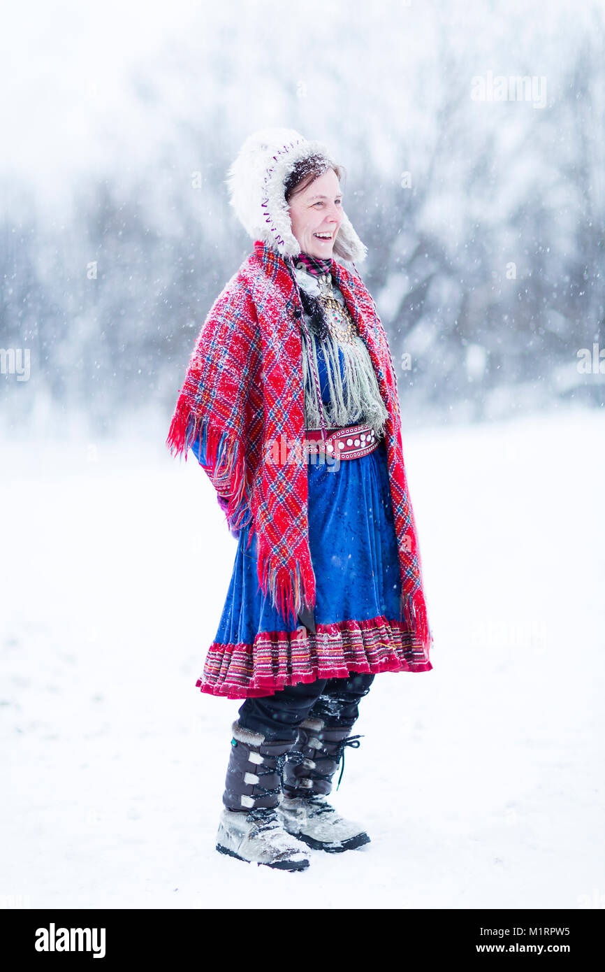 Skibotn, Norwegen. Sami Frau lächelnd und in traditioneller Kleidung. Stockfoto