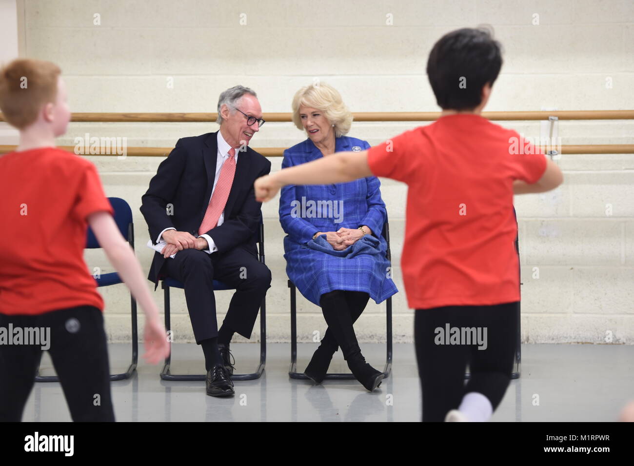 Die Herzogin von Cornwall Uhren Studenten Tanz bei einem Besuch der Königlichen Akademie des Tanzes in Battersea, London, wo sie über die Silbernen Schwäne Programm gelernt, eine Initiative, die liefert Ballett Klassen speziell für über 55 s ausgelegt. Stockfoto