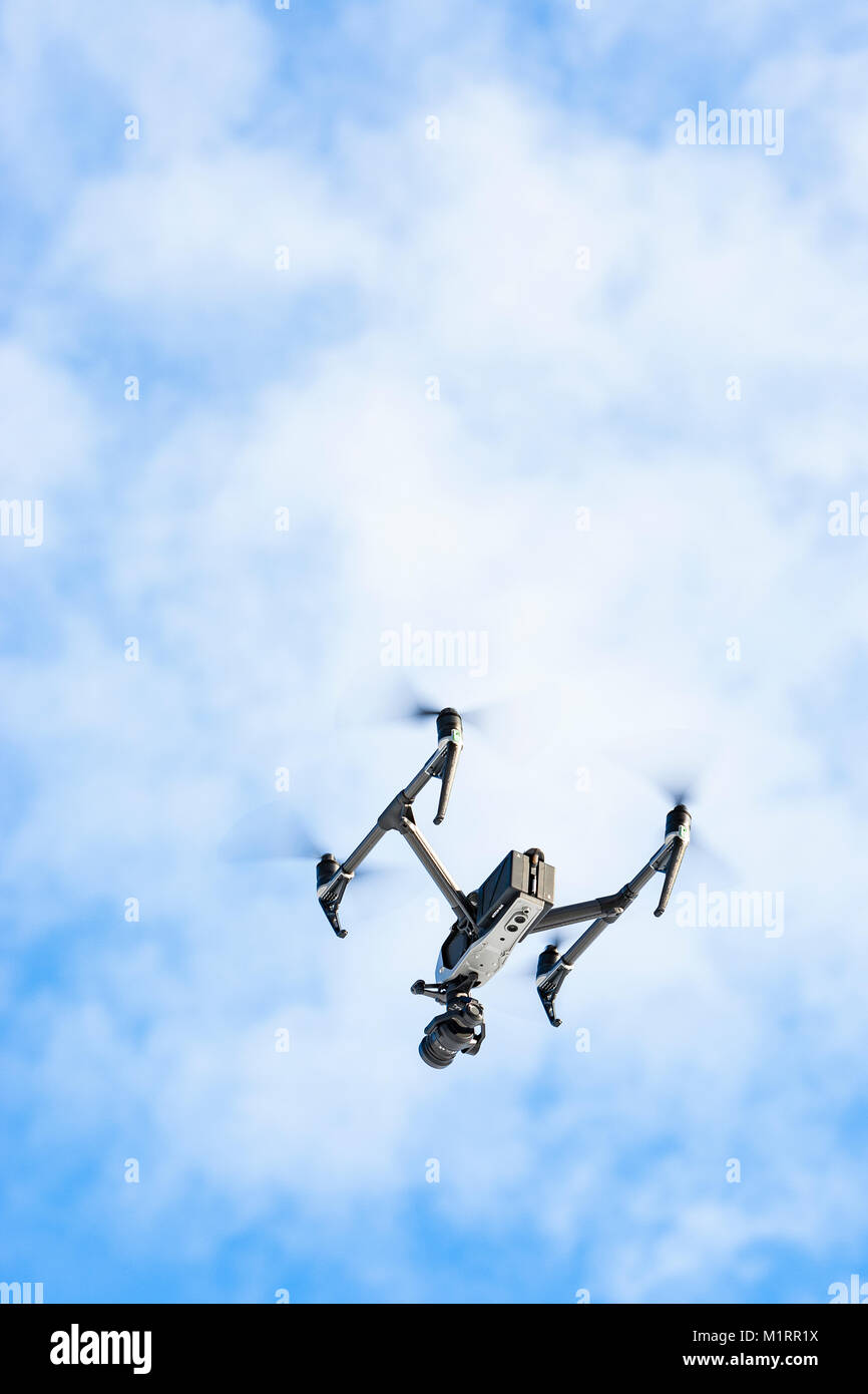 Overbygd, Norwegen. DJI Drohne im Flug. Stockfoto