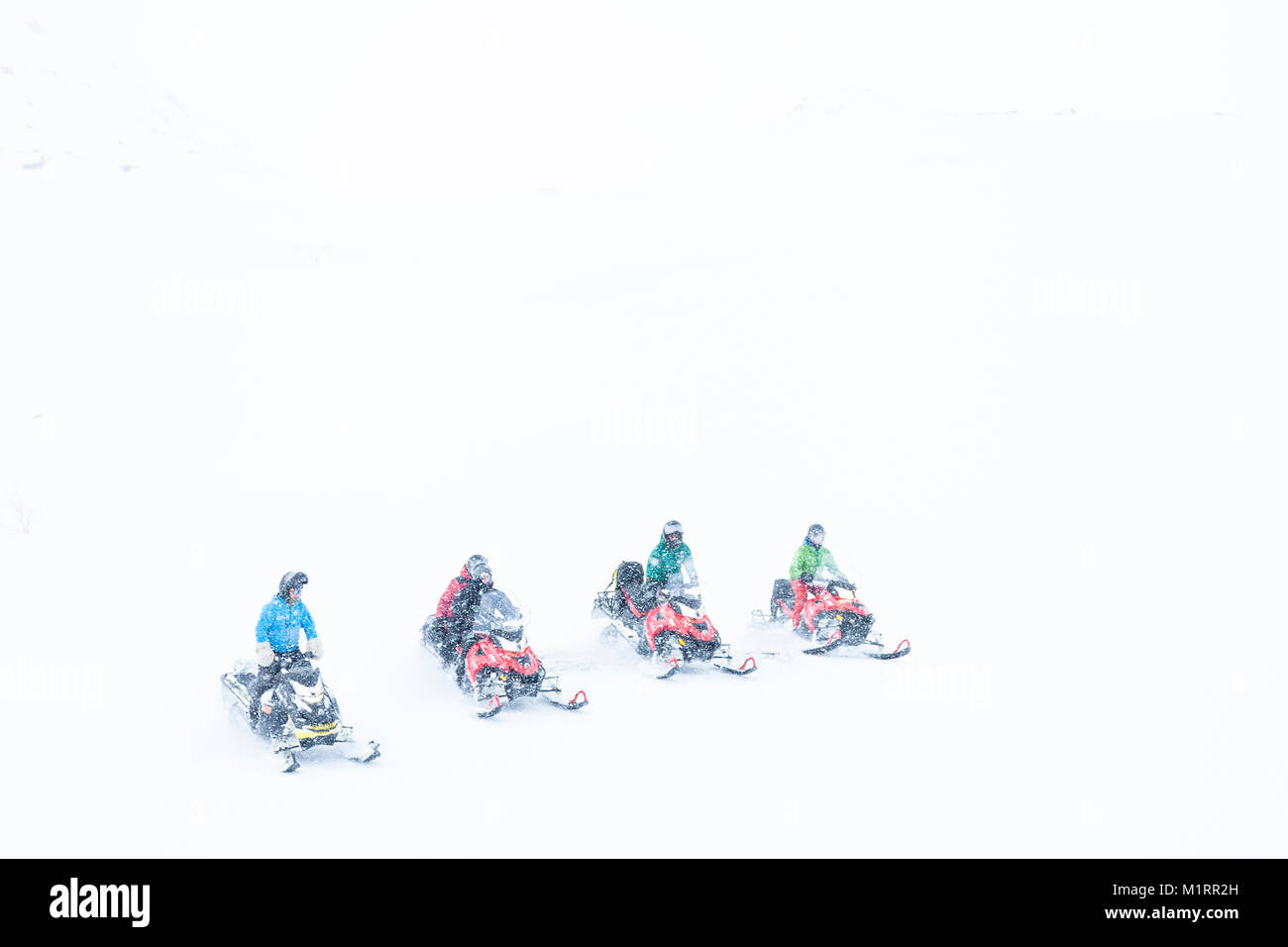 Skibotn, Norwegen. Team auf Schneemobilen. Stockfoto