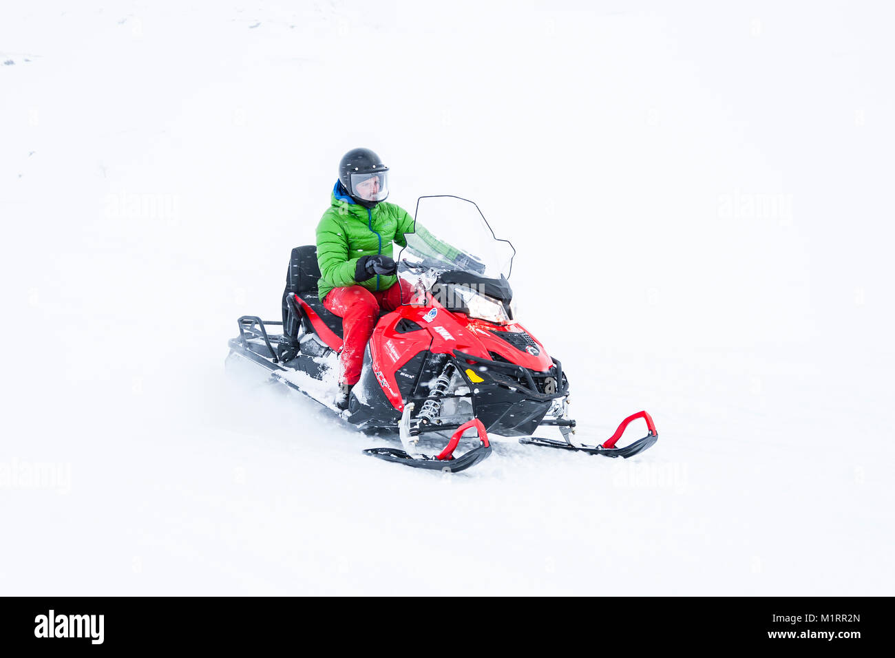 Skibotn, Norwegen. Drone op Eirik Heim fahren mit dem Schneemobil. Stockfoto