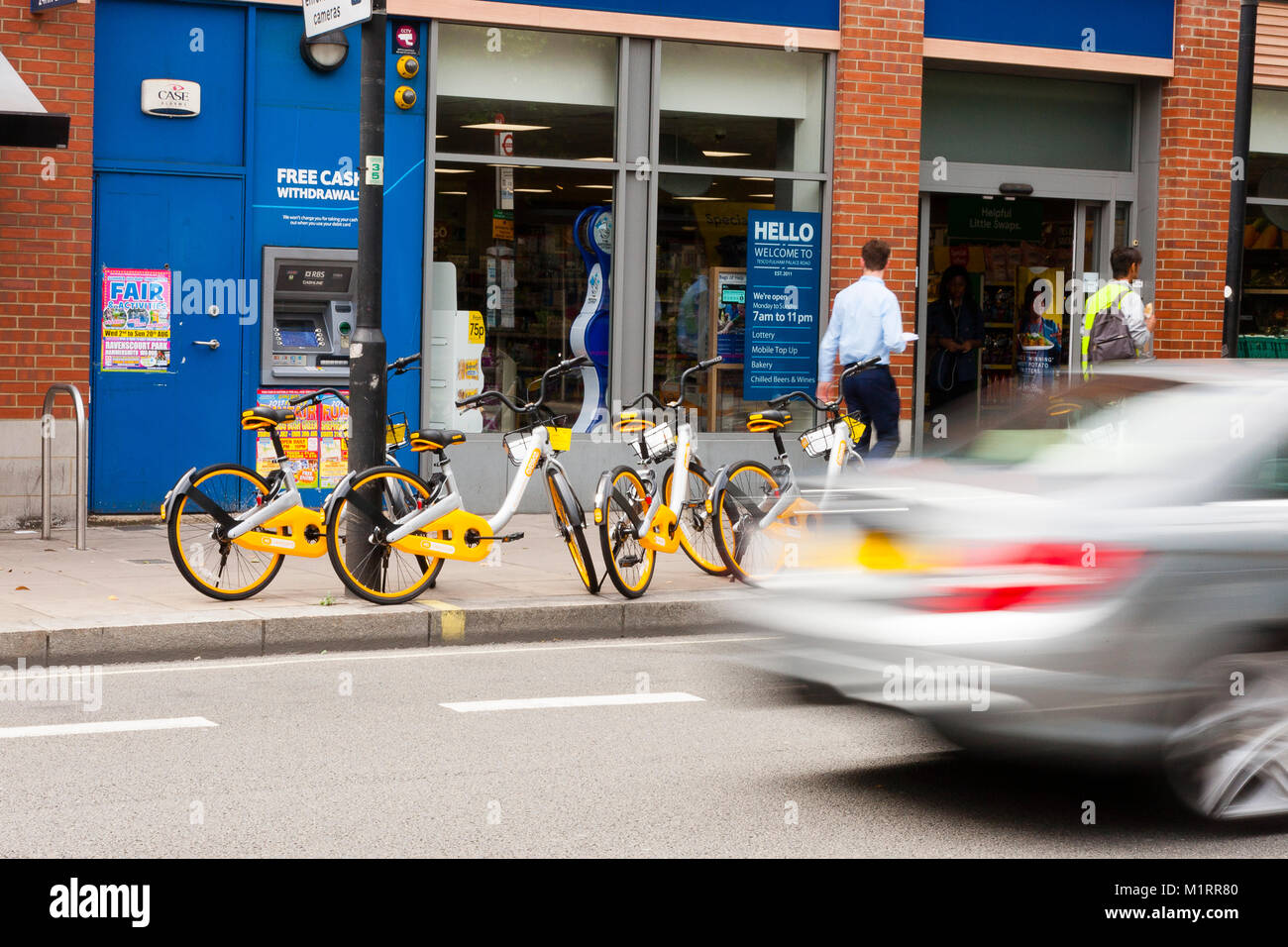 LONDON, ENGLAND. Datenverkehr, der nicht verwendeten Obike ist mit gelben Durchsetzung Mitteilungen von Hammersmith und Fulham und Rat. Stockfoto