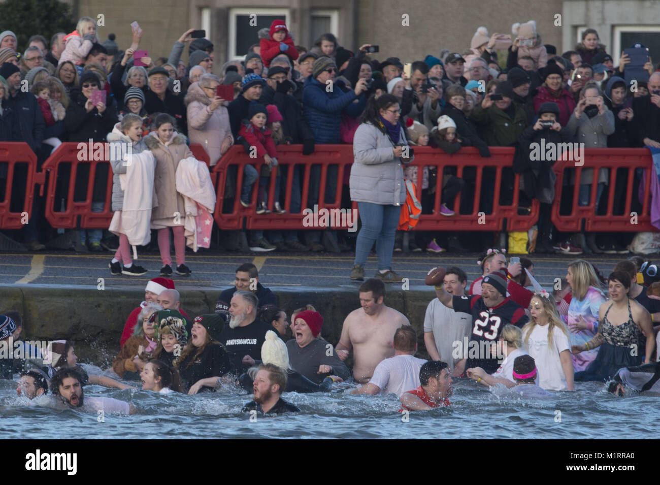 Die jährlichen YaMBA neue Jahre Dook bietet: Dookers Wo: Broughty Ferry, Großbritannien Wann: 01 Jan 2018 Credit: Euan Kirsche/WENN.com Stockfoto