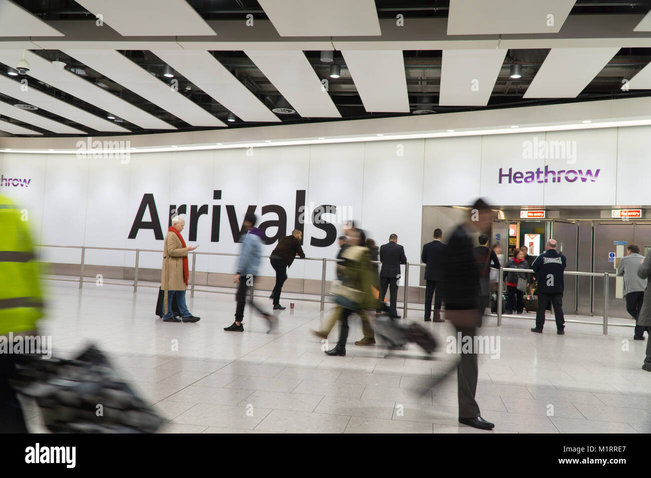 Langsame Verschlusszeit der Kamera Bewegung im Ankunftsbereich Heathrow Terminal 4, England betonen Stockfoto