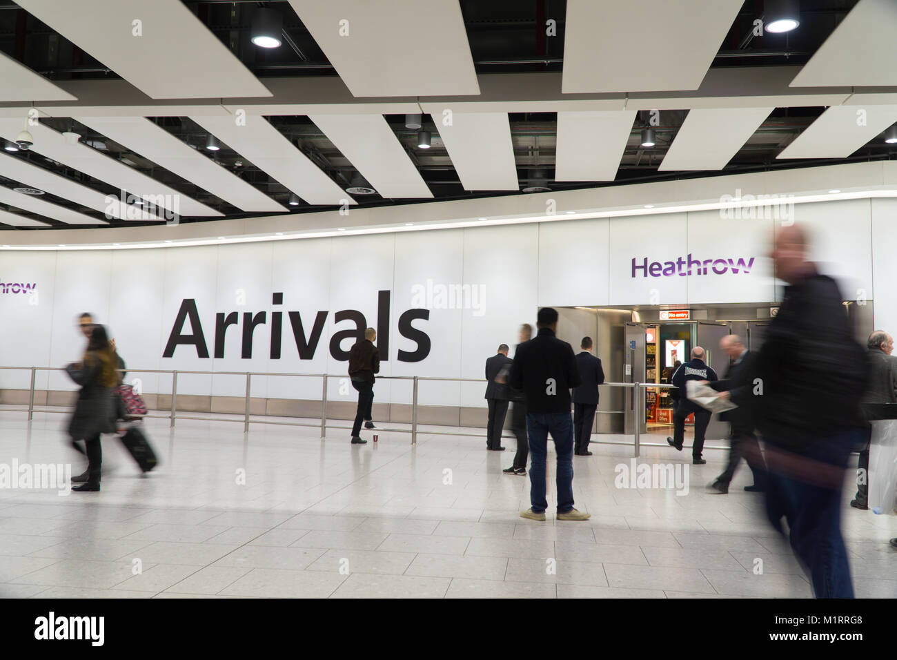 Langsame Verschlusszeit der Kamera Bewegung im Ankunftsbereich Heathrow Terminal 4, England betonen Stockfoto