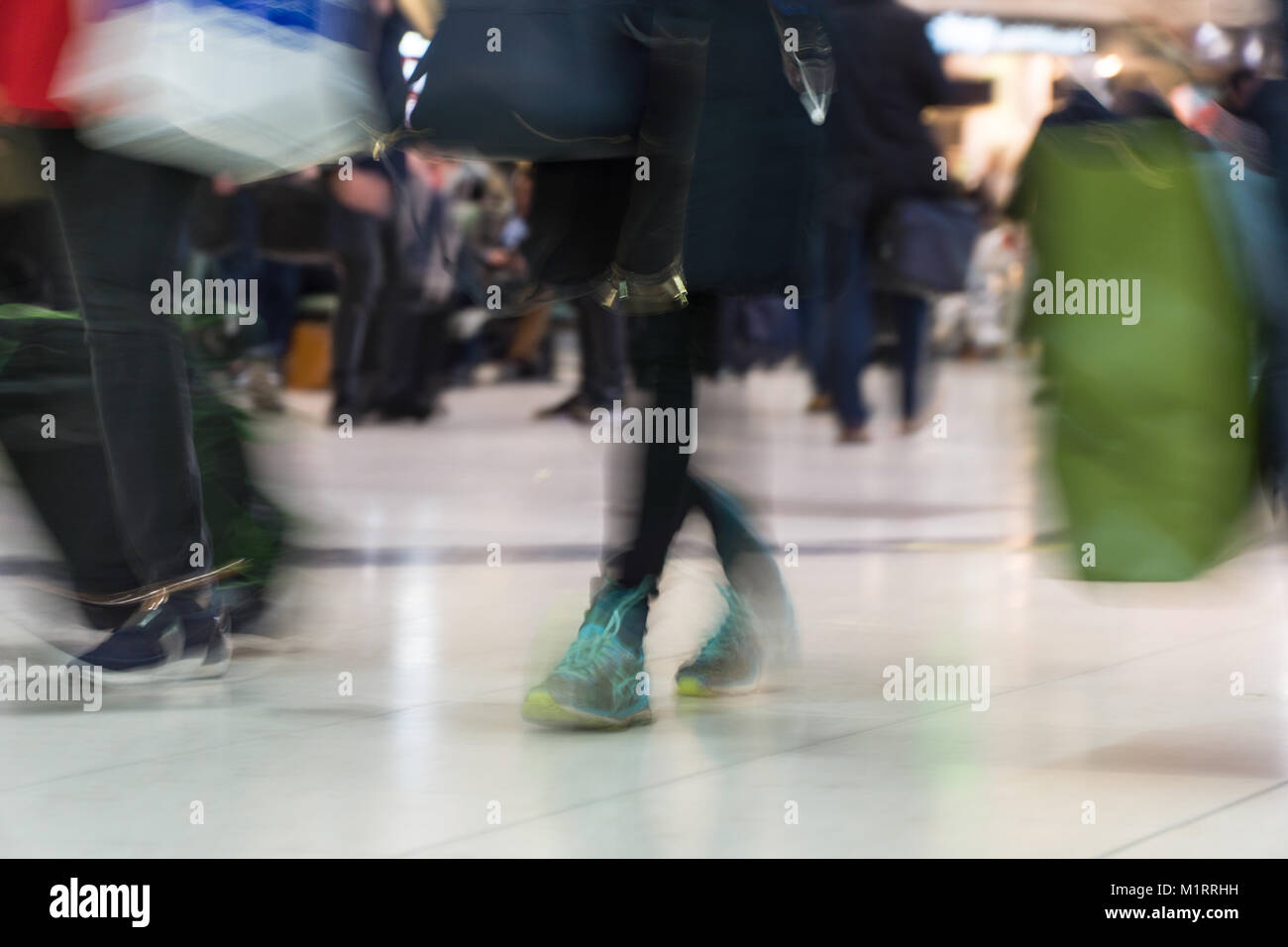 Kamera Verschlusszeit innerhalb einer britischen Flughafen, wobei Urlaub & Reisen. Stockfoto