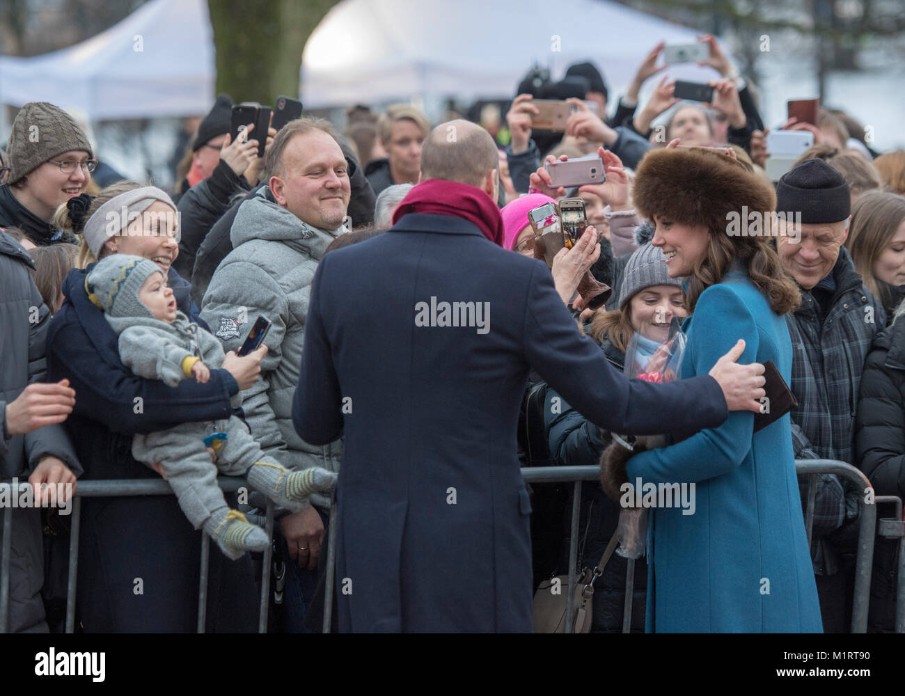 Der Herzog und die Herzogin von Cambridge auf einen Rundgang, wie Sie für Ihren Besuch der Prinzessin Ingrid Alexandra Skulpturenpark innerhalb der Gärten des Palastes in Oslo, Norwegen, die im vergangenen Jahr im Namen der Prinzessin Ingrid Alexandra eröffnet zum 25-jährigen Jubiläum der Herrschaft des Königs zu markieren. Stockfoto