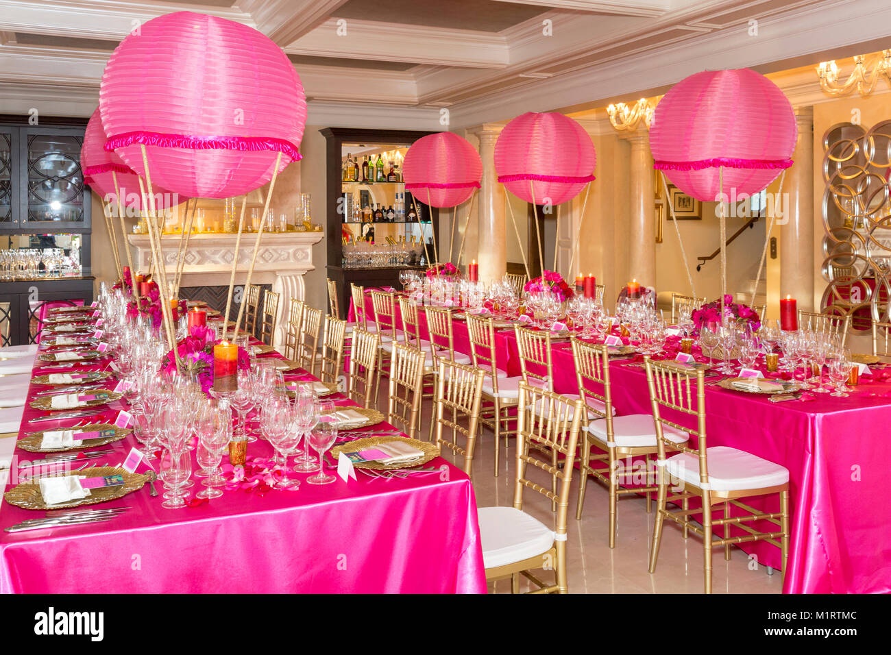 Leuchtend rosa Ballon-themed Partei Dekor für einen Winter Wine Festival Party, Naples, Florida, USA Stockfoto
