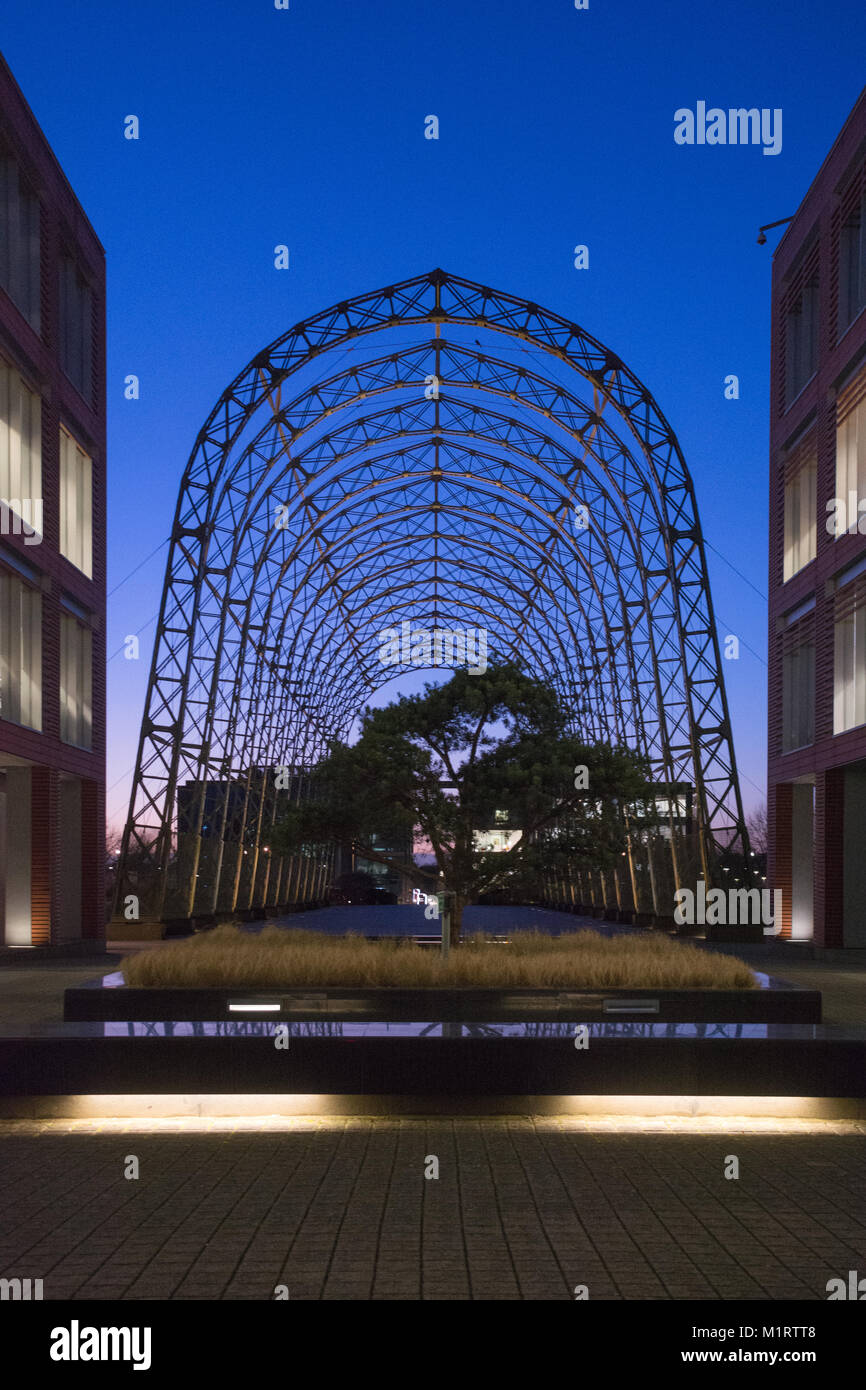 Farnborough Luftschiff Hangar bei Nacht, Hampshire, England, Großbritannien Stockfoto