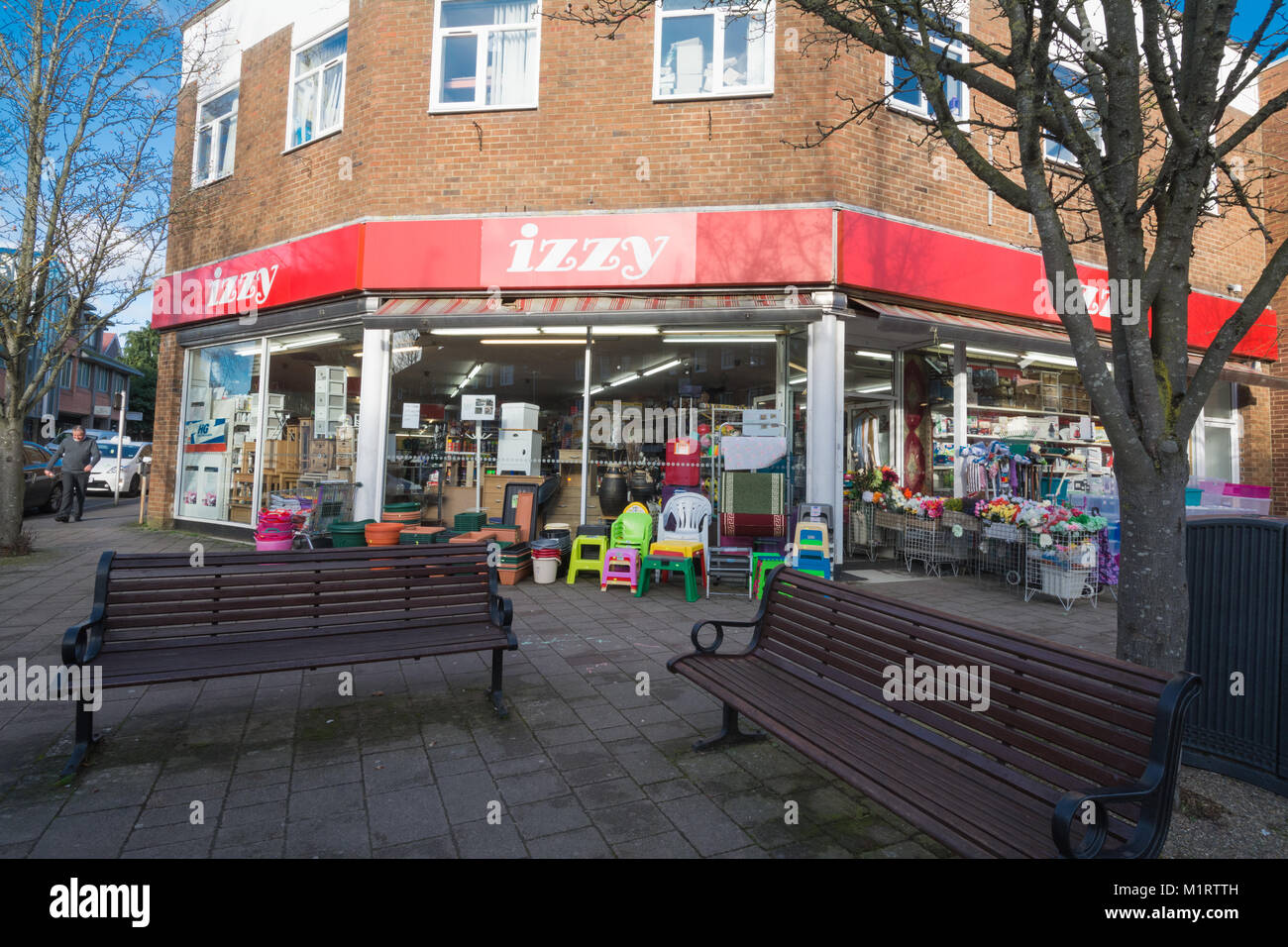 Die Außenseite des Izzy Rabatt shop in Fleet, Hampshire, Großbritannien Stockfoto