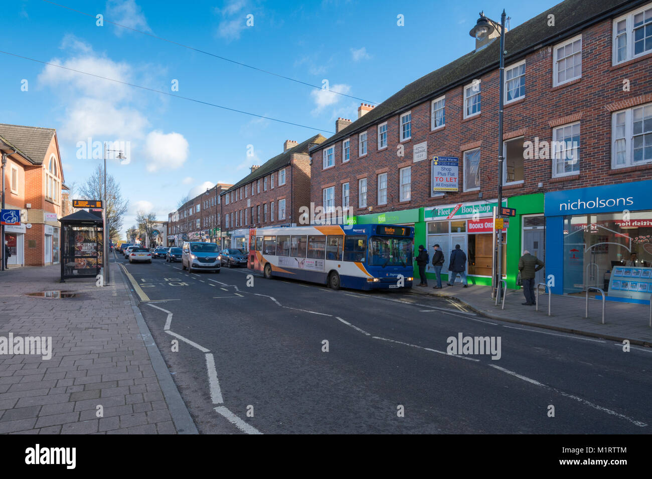 Blick entlang der Flotte Straße, der wichtigsten Einkaufsstraße im Stadtzentrum von Fleet, Hampshire, Großbritannien Stockfoto