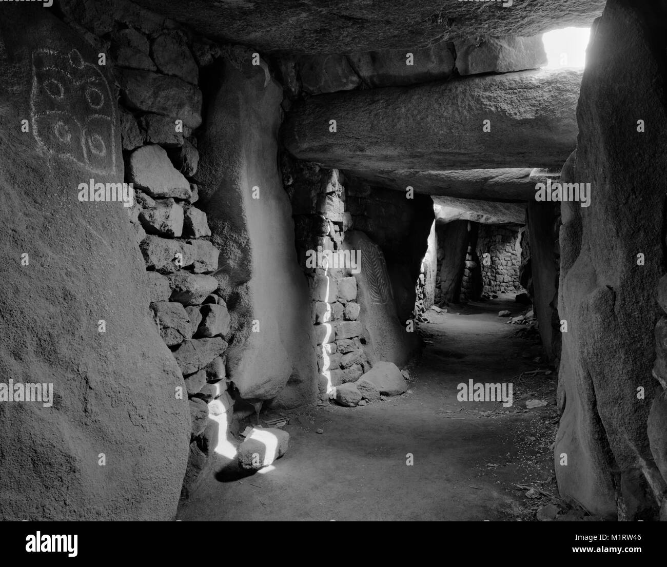 Les Pierres Platten Neolithischen passage Grave, Quiberon, Bretagne, Frankreich. SE Schauen innerhalb der Kammer in Richtung Eingang Passage rechtwinklig zur R. Stockfoto