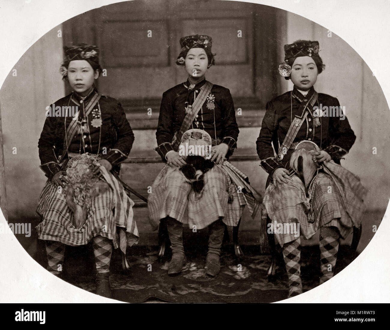 C 1860 Südostasien - Frauen von König Mongkut - in der Garde Uniformen ähnlich Schottischen Kilts, Siam, Thailand Stockfoto