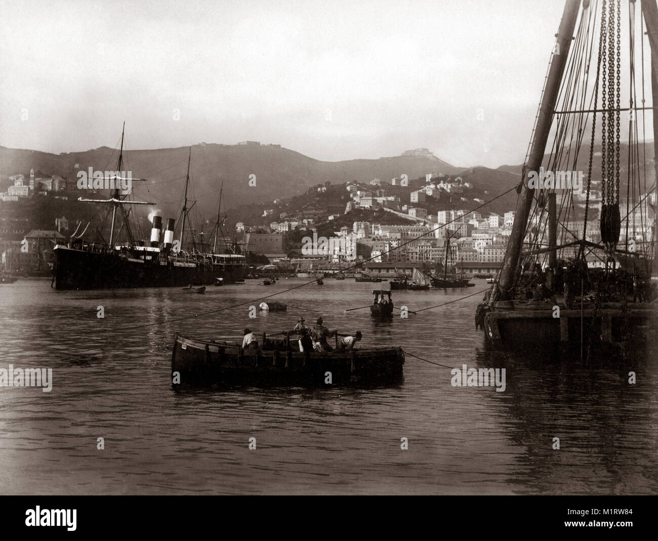 C 1890 Italien - Boote und Schiffe im Hafen von Genua Genua Stockfoto