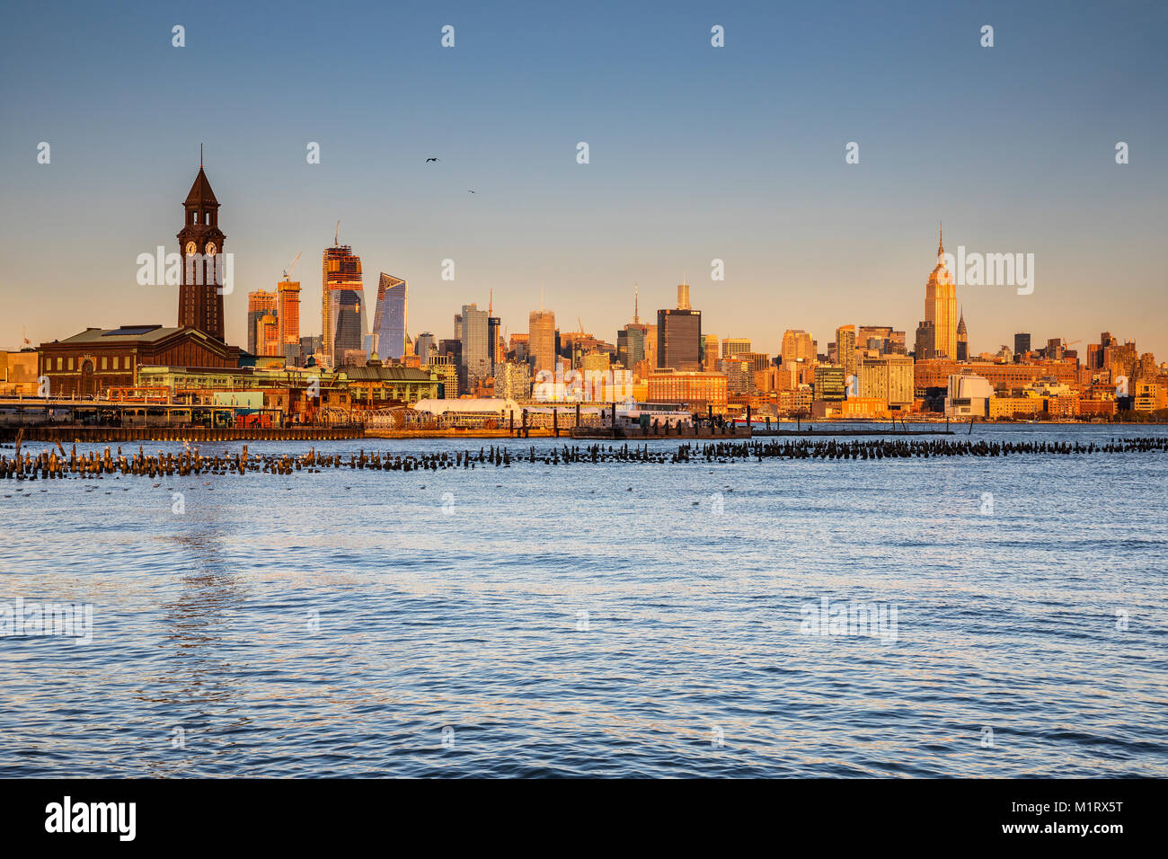 Blick auf New York City aus New Yersey bei Sonnenuntergang Stockfoto