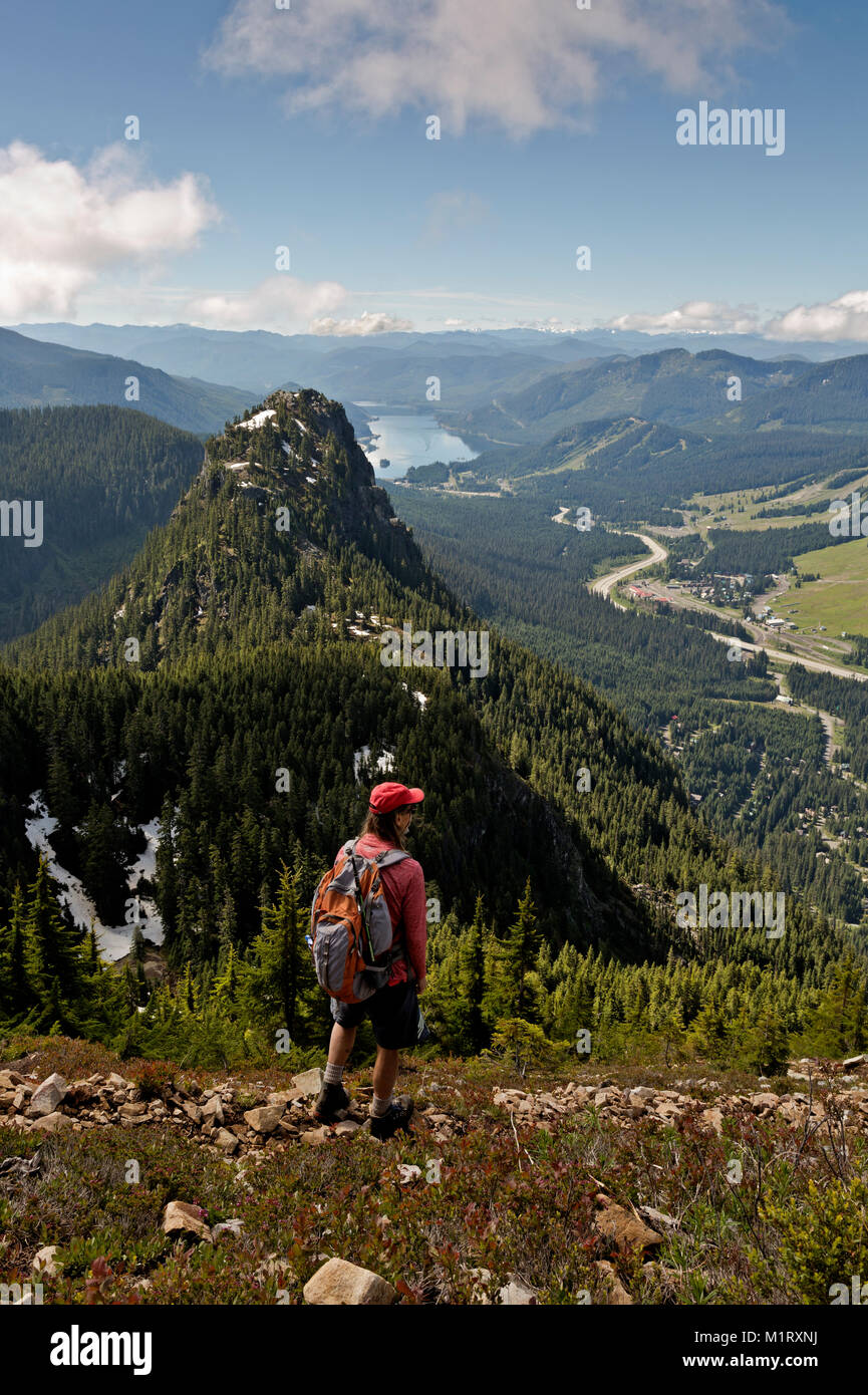 WA 13198-00 ... WASHINGTON - Wanderer auf dem Weg zum Gipfel des Snoqualmie Berg mit Blick auf Guye Peak, I-90 und die Snoqualmie Pass Recreation Area. Stockfoto