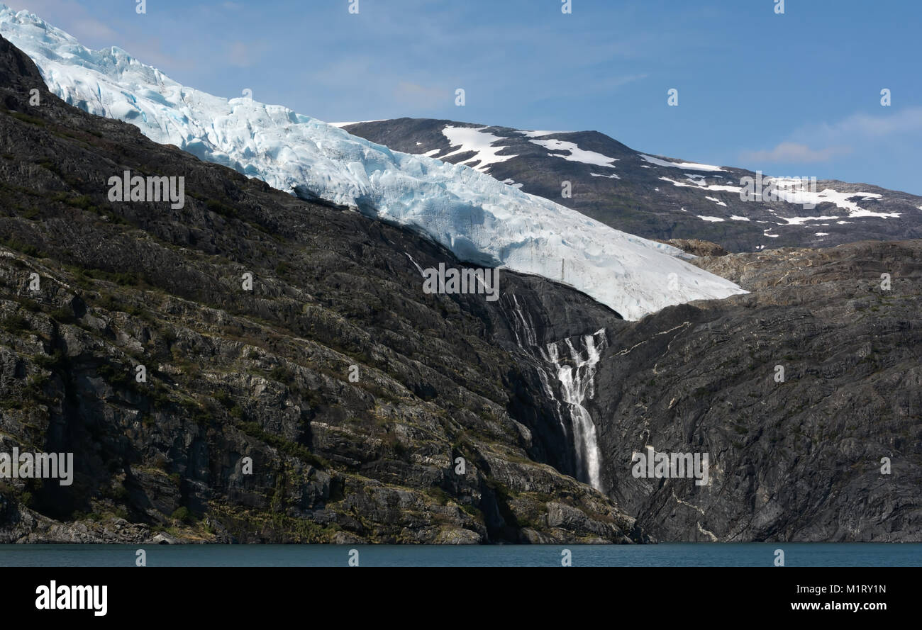 White Glacier Wasserkaskaden über viele Vorsprünge auf dem Weg nach Prince William Sound. Stockfoto