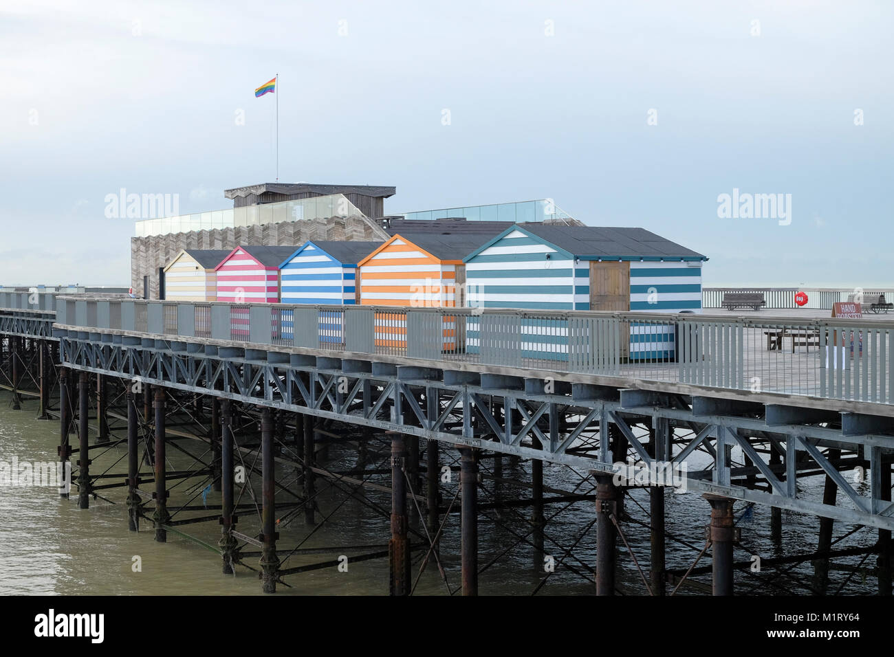 Hastings Pier von dRMM Architekten Winter 2017, East Sussex, UK. Regenbogen Flagge Stockfoto