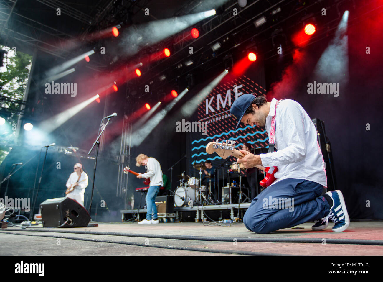 Norwegen, Bergen - Juni 13., 2017. Die norwegische indie rock Band Kakkmaddafakka führt ein Live Konzert während der norwegischen Musik Festival Bergenfest 2017 in Bergen. Hier Bass Player Stian Saevig wird gesehen, live auf der Bühne. Stockfoto