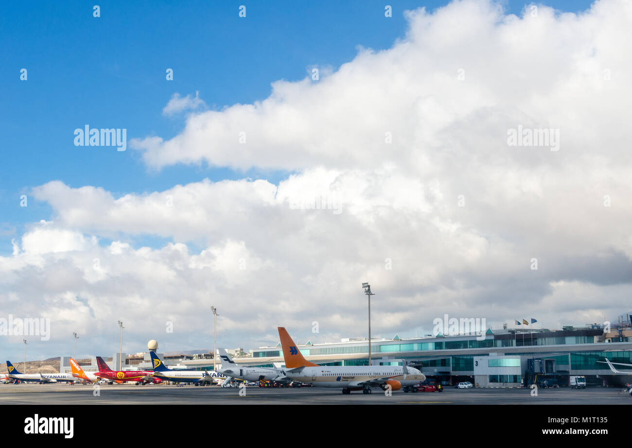 Flugzeuge am Flughafen Tenerife Sur (bisher als Teneriffa Süd - Reina Sofia), Kanarische Inseln, Spanien Stockfoto