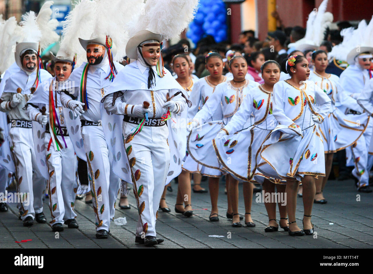 Mexikanische Mädchen mit traditionellen mexikanischen Trachten bei der jährlichen Parade gekleidet zum Beginn des Mexikanischen Karneval, nur redaktionelle Verwendung zu feiern. Stockfoto