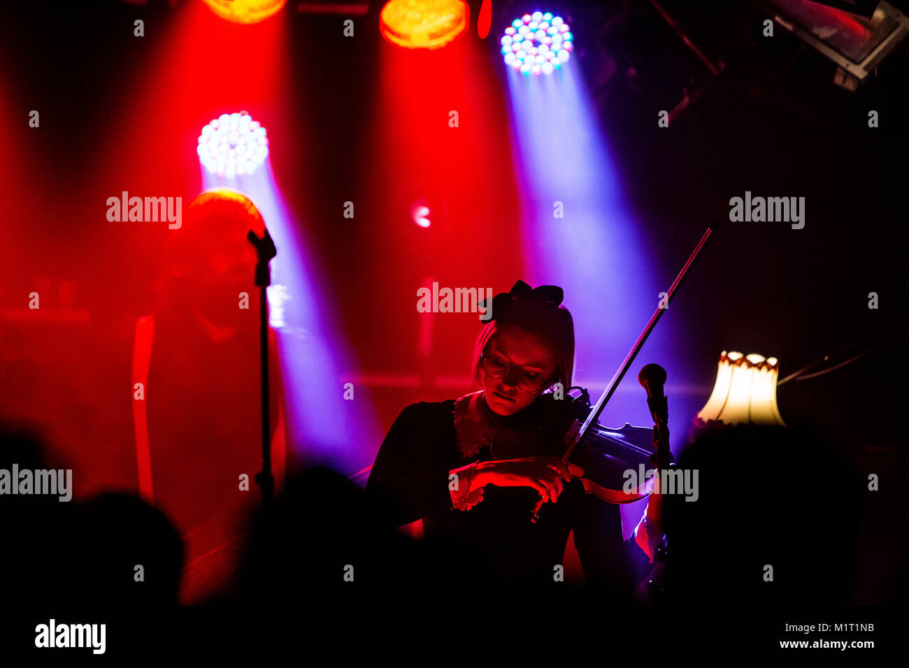 Die norwegische Progressive Rock Band Major Parkinson führt ein Live Konzert in Hulen in Bergen. Hier Musiker Claudia Cox auf Violine ist live auf der Bühne gesehen. Norwegen, 30/04 2016. Stockfoto