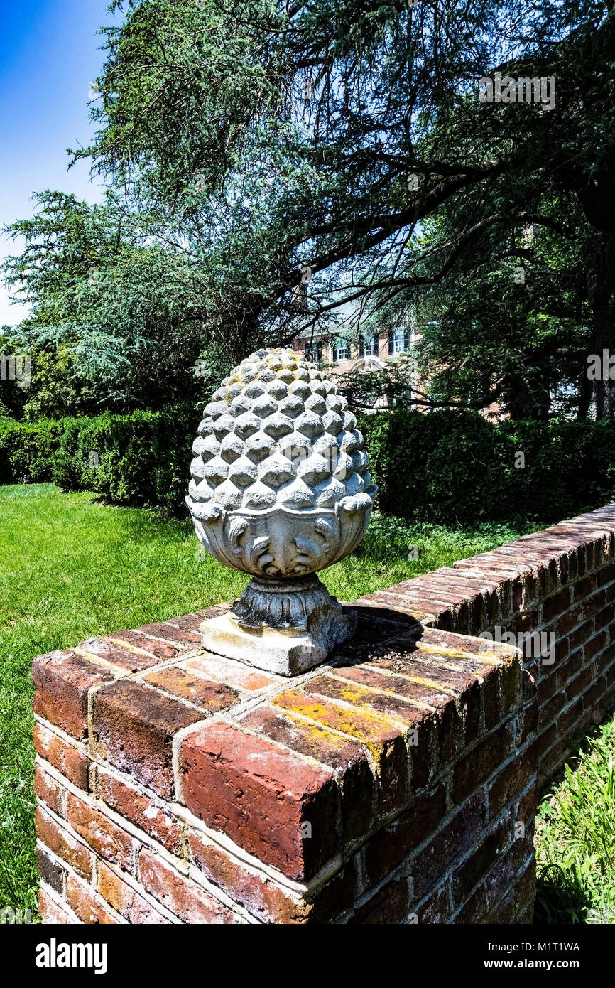 Konkrete Ananas während der Kolonialen amerikanischen Periode als Dekoration als Symbol für Gastfreundschaft verwendet. Chatham Manor, Fredericksburrg, Virginia. Stockfoto