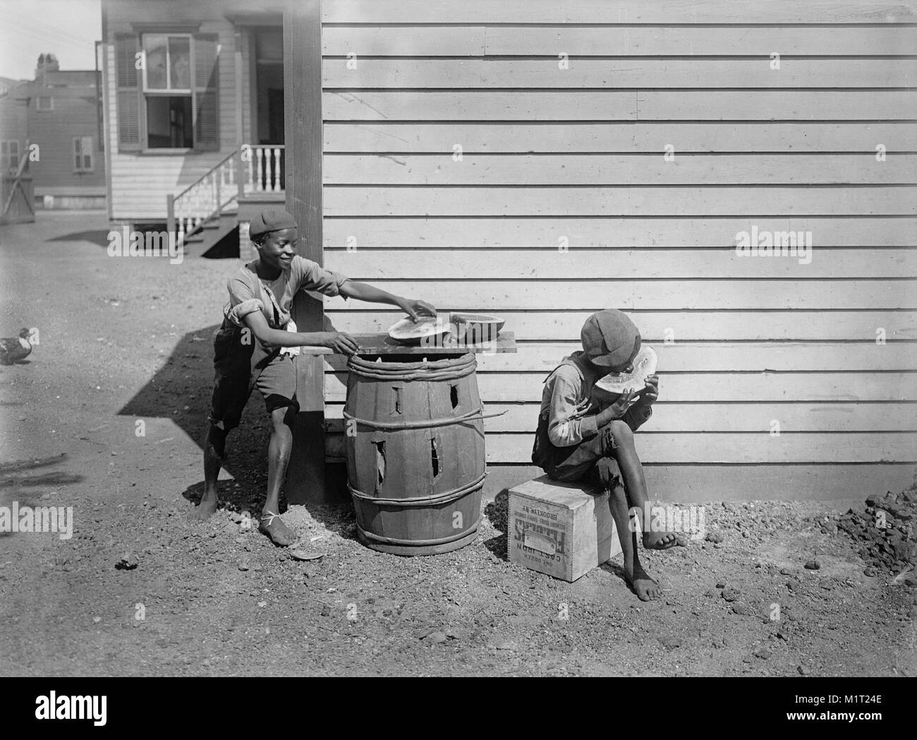 Zwei Jungen essen Wassermelone an der Seite des Hauses, Detroit Publishing Company, 1901 Stockfoto