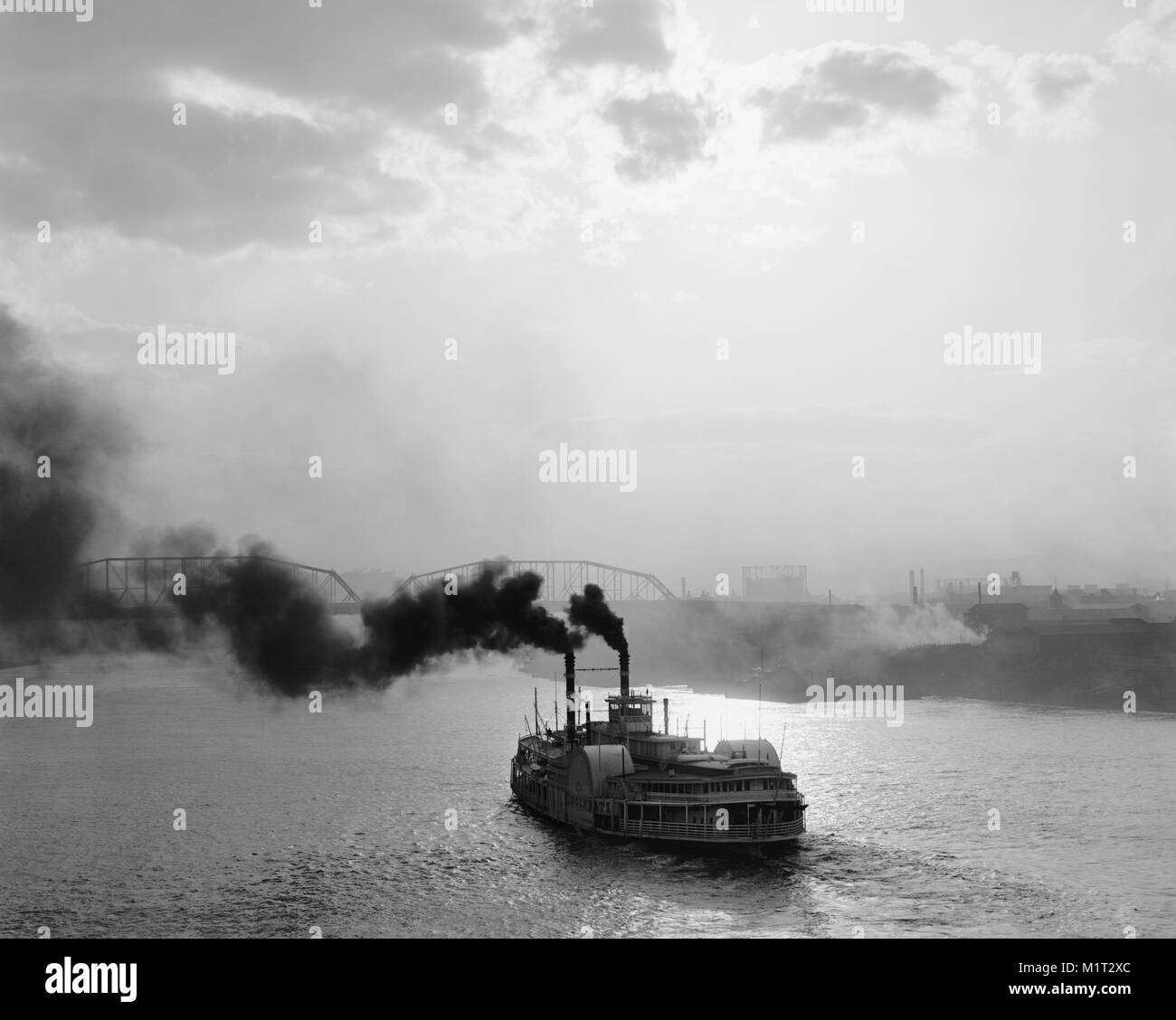 - Wheeler Steamboat am Ohio River bei Sonnenuntergang, Cincinnati, Ohio, USA, Detroit Publishing Company, 1900 Stockfoto