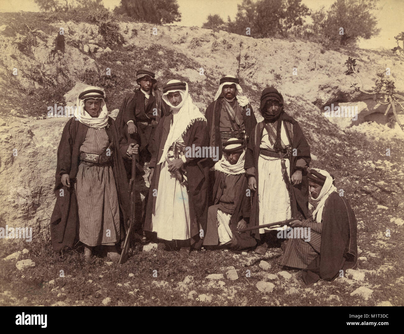Bedouin Männer von Arakat Stamm, Portrait in der felsigen Landschaft, mit Schwertern und mit Gewehren, American Colony Foto Abteilung, Anfang 1900 Stockfoto