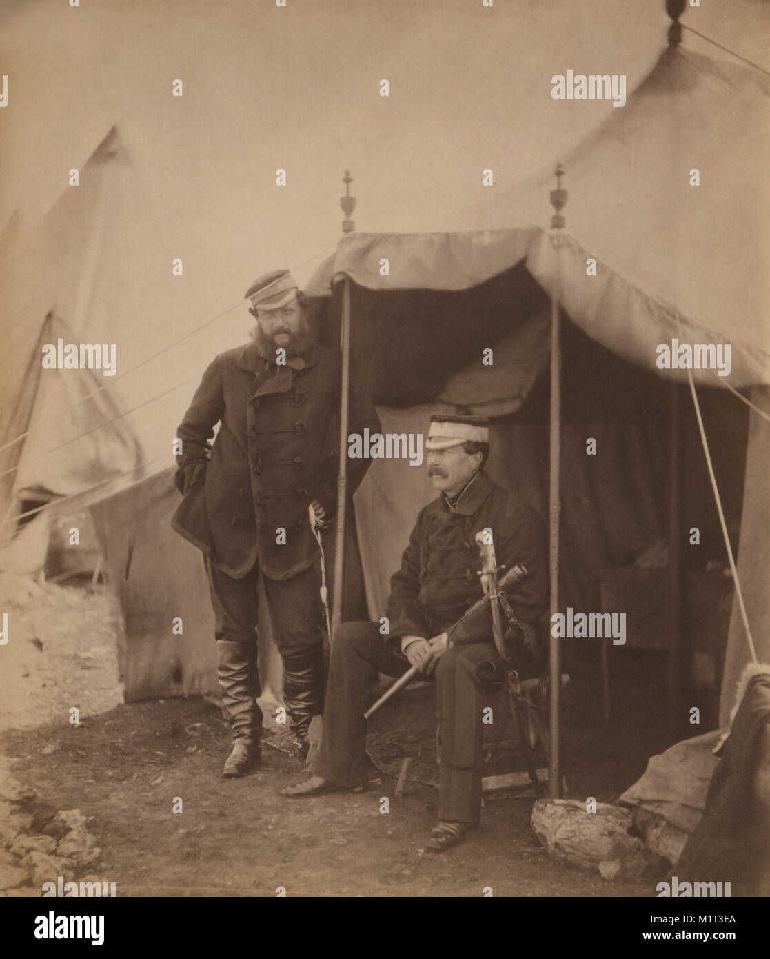 Britische Generalleutnant Sir John Campbell, full-length Portrait sitzen im Zelt, und Captain Gustavus Hume, in voller Länge Porträt außerhalb Zelt stehen, während des Krimkrieges, Krim, Ukraine, von Roger Fenton, 1855 Stockfoto