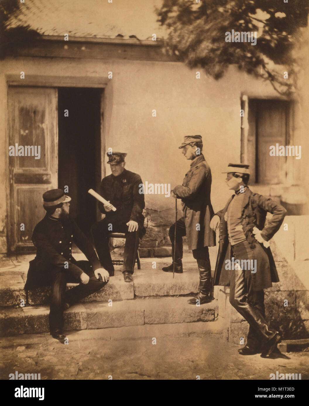 Britische Generalleutnant Sir Harry Jones (im Stuhl sitzend) mit Oberstleutnant Bouchier, Lieutenant Cowel, Lieutenant Jameson, Krimkrieg, Krim, Ukraine, von Roger Fenton, 1855 Stockfoto