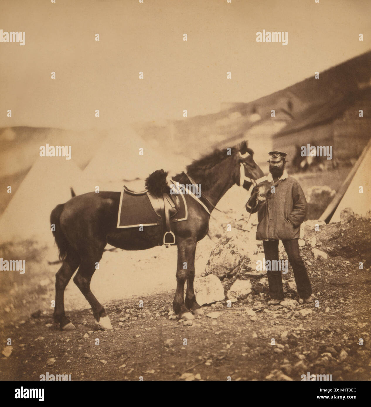 British Captain John Drysdale, full-length Portrait die Zügel des Pferdes, Krimkrieg, Krim, Ukraine, von Roger Fenton, 1855 Stockfoto