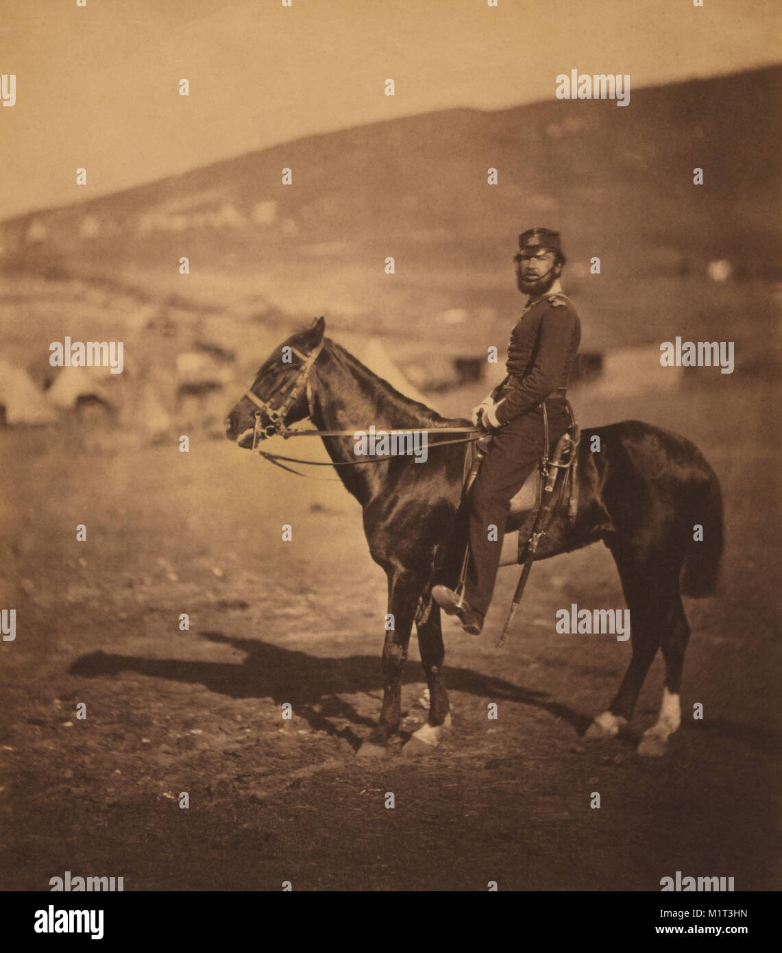 Der britische Kapitän Henry John Wilkinson, 9 (East Norfolk) Regiment zu Fuß, in voller Länge Porträt auf Pferd, Krimkrieg, Krim, Ukraine Sitzen, von Roger Fenton, 1855 Stockfoto