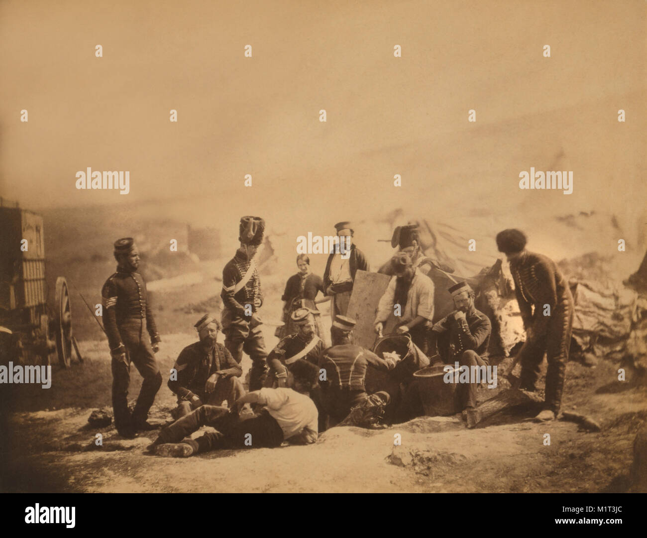 Britische Soldaten des 8 Husaren Stehen und Sitzen um Kochtöpfe als Koch Löffel Nahrung in Schüssel, Krimkrieg, Krim, Ukraine, von Roger Fenton, 1855 Stockfoto