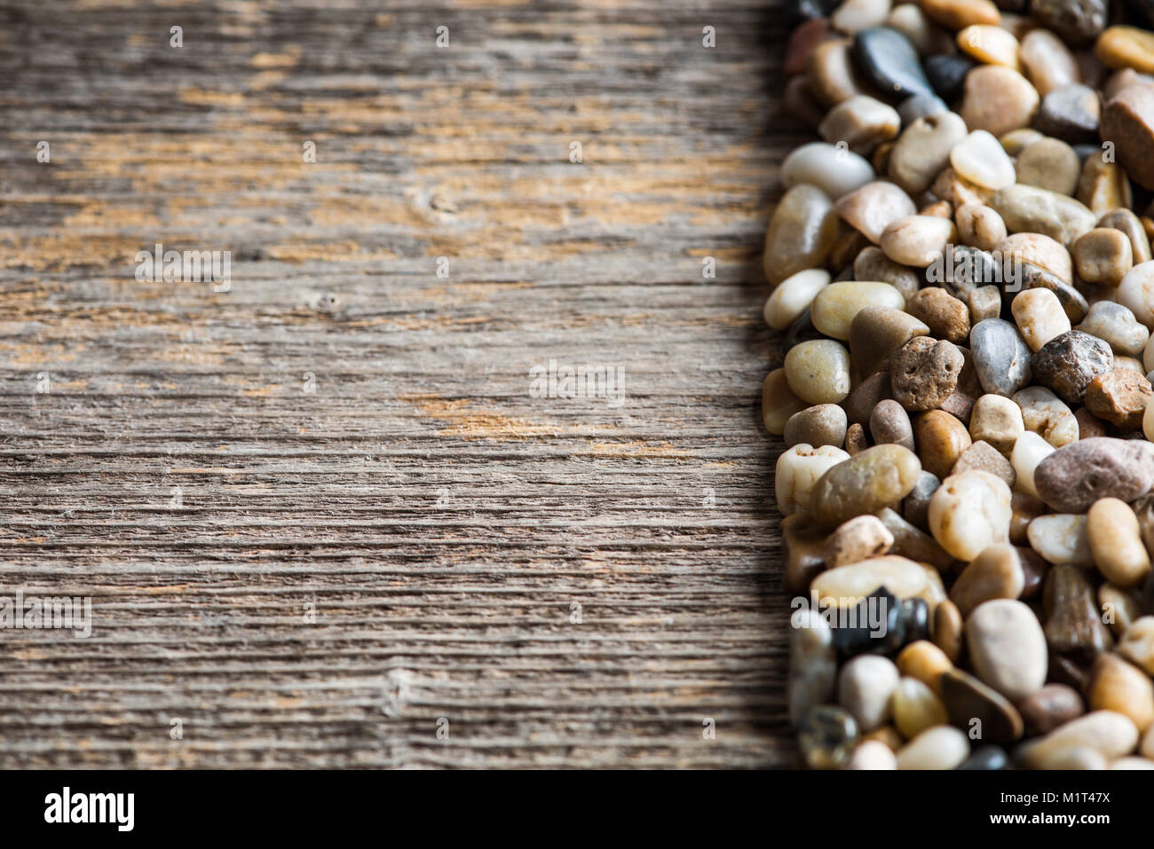 Holz und Steine in verschiedenen Farben und Formen Stockfoto