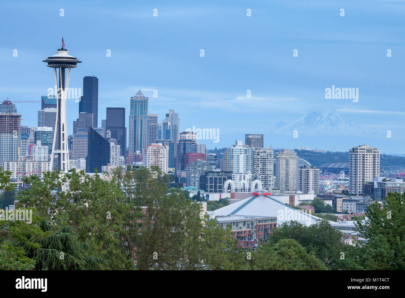 Seattle Skyline mit Mount Rainier im Hintergrund an einem bewölkten Tag Stockfoto