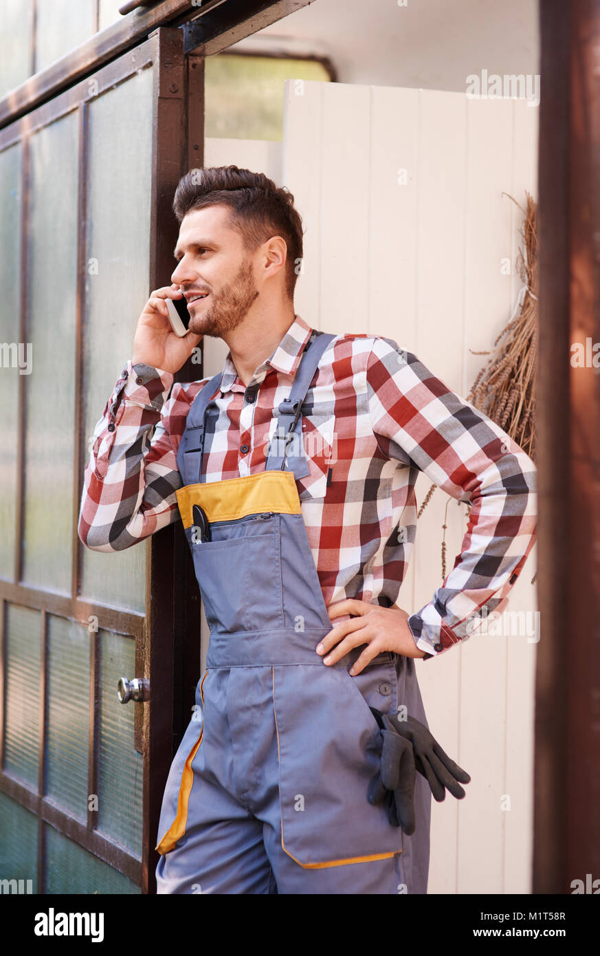 Gärtner Gespräch per Handy Stockfoto