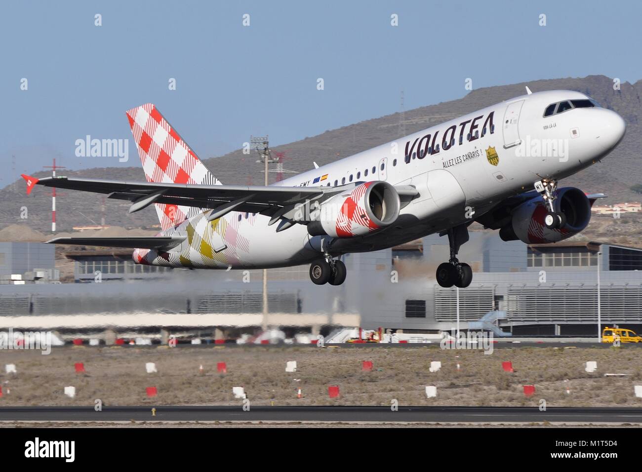 VOLOTEA AIRLINES AIRBUS A319-100 EI-FMY AUF TAKE-OFF vom Flughafen Teneriffa Süd entfernt. Stockfoto