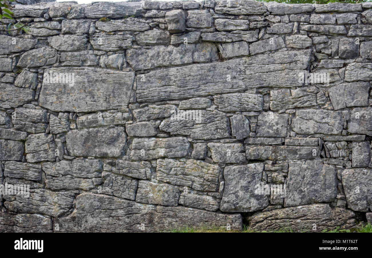 Irish Rock Wall Teampall Chronain Ruinen Stockfoto