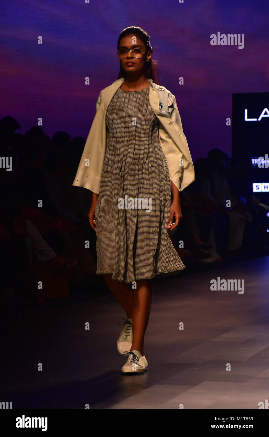 Mumbai, Indien. 01 Feb, 2018. Ein Modell zeigt Sammlung von Designer Maku am 2. Tag von lakme Fashion Week im Sommer Resort 2018 Jio Garten in Mumbai. Credit: Azhar Khan/Pacific Press/Alamy leben Nachrichten Stockfoto