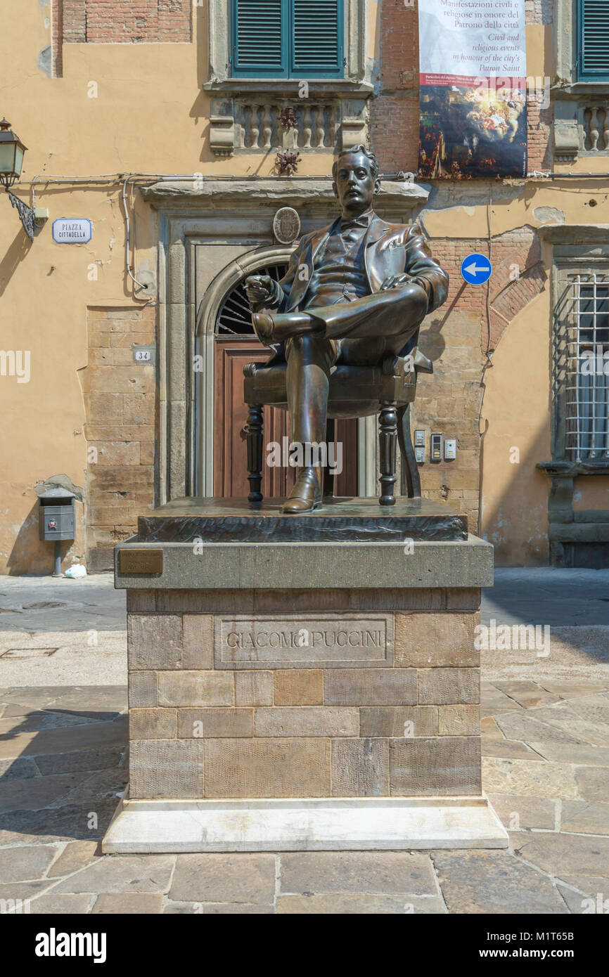 Die Statue von Giacomo Puccini in Lucca, Toskana, Italien. Stockfoto