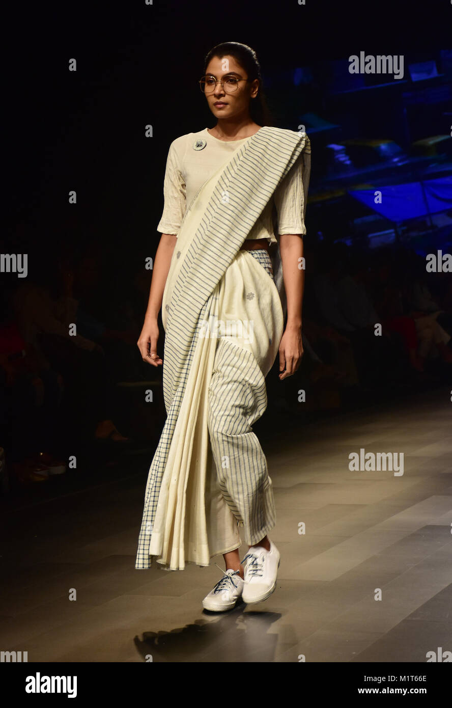 Mumbai, Indien. 01 Feb, 2018. Ein Modell zeigt Sammlung von Designer Maku am 2. Tag von lakme Fashion Week im Sommer Resort 2018 Jio Garten in Mumbai. Credit: Azhar Khan/Pacific Press/Alamy leben Nachrichten Stockfoto