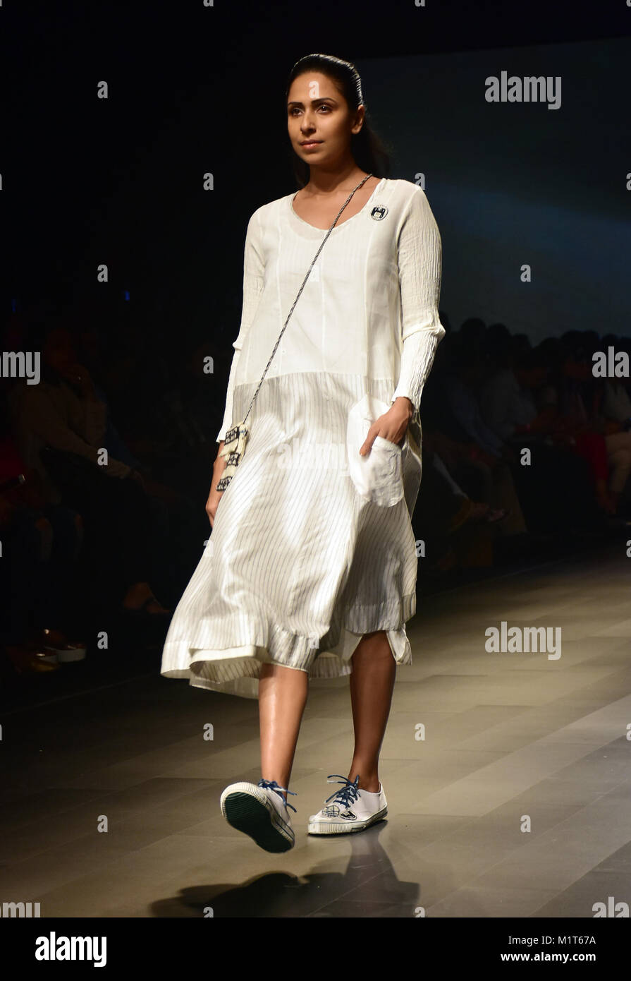 Mumbai, Indien. 01 Feb, 2018. Ein Modell zeigt Sammlung von Designer Maku am 2. Tag von lakme Fashion Week im Sommer Resort 2018 Jio Garten in Mumbai. Credit: Azhar Khan/Pacific Press/Alamy leben Nachrichten Stockfoto